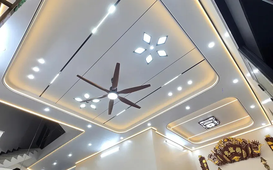 Trần nhôm giật cấp lớn với đèn LED và quạt trần cho phòng khách